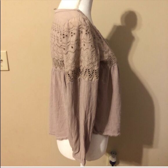⭐️ AEO Embroidered Blouse - Picture 2 of 5